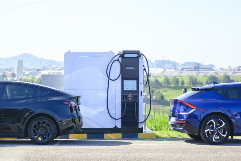 Eichrecht-zertifizierte Ladelösungen: Die XCharge Net Zero Series für die neue Mobilität